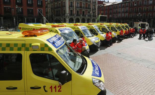 Ambulancias aparcadas en una plaza.