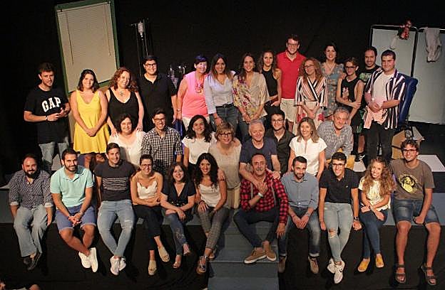 Santi Rodríguez, junto al grupo teatral 'La Criba' en el preestreno de 'Infarto' en Peal de Becerro.