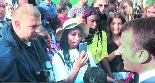 El presidente francés espeta a un joven agricultor en paro que «cruzo la calle y encuentro trabajo». :: r. c.Macron abronca a un adolescente por tutearle. :: r. c.