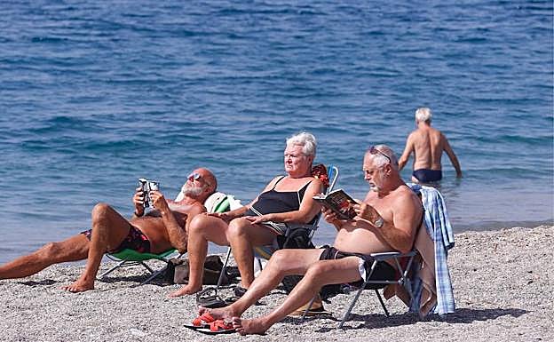 Los turistas toman el sol en San Cristóbal