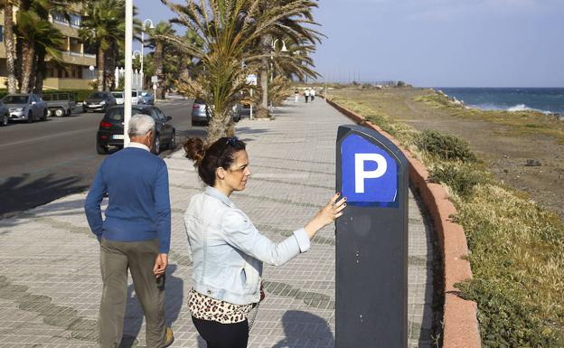 Ya es posible bajar a la playa en Salobreña y Almuñécar sin pagar la zona azul