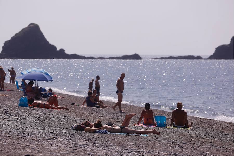 El buen tiempo ha regresado hoy a la Costa Tropical y la gente ha querido aprovecharlo. Después de varios días de lluvias intermitentes, hoy los bañistas han querido aprovechar los últimos rayos de sol del verano. A sólo tres días de que concluya el periodo estival, hay muchas personas que se resisten a abandonar la arena.