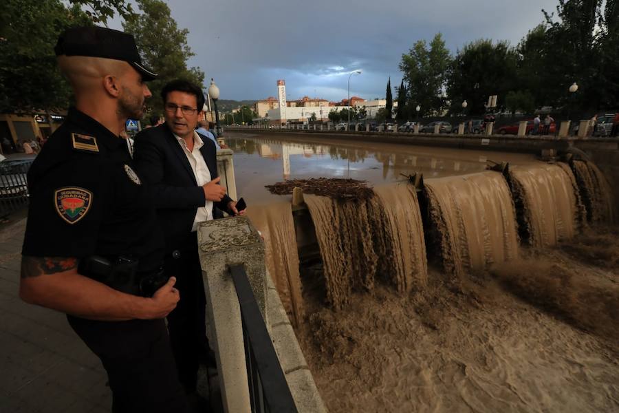 La lluvia ha hecho que el cauce el río que discurre por el centro suba considerablemente