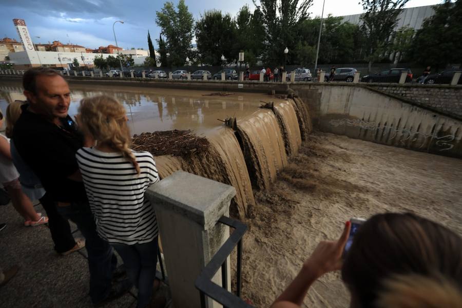 La lluvia ha hecho que el cauce el río que discurre por el centro suba considerablemente