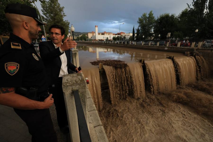 La lluvia ha hecho que el cauce el río que discurre por el centro suba considerablemente