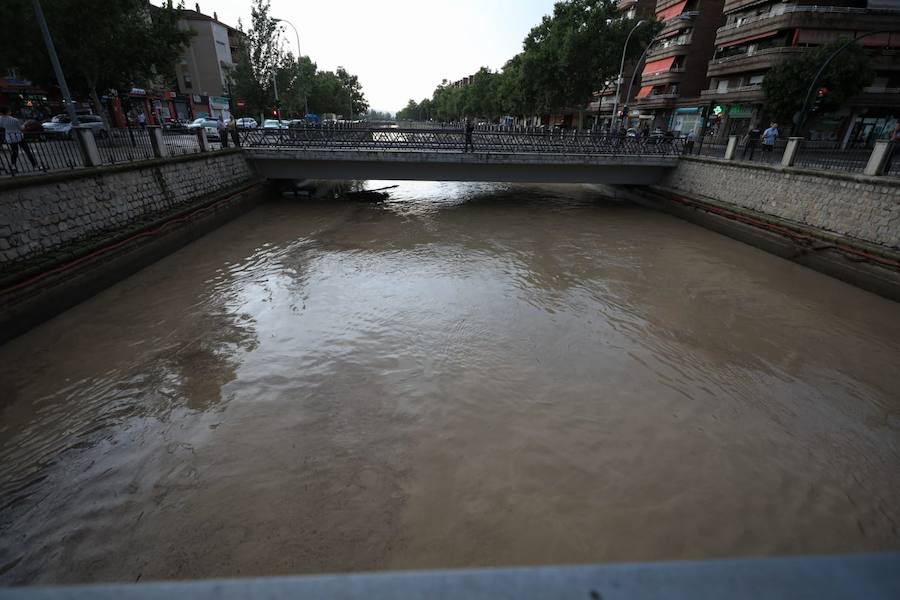 La lluvia ha hecho que el cauce el río que discurre por el centro suba considerablemente