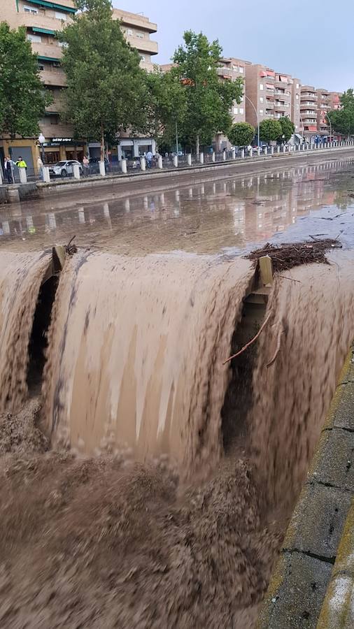 La lluvia ha hecho que el cauce el río que discurre por el centro suba considerablemente