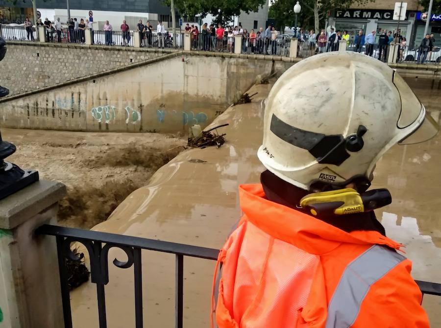 La lluvia ha hecho que el cauce el río que discurre por el centro suba considerablemente