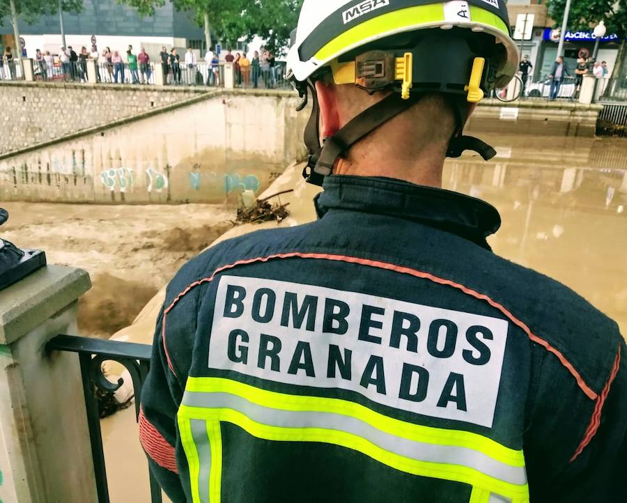 La lluvia ha hecho que el cauce el río que discurre por el centro suba considerablemente