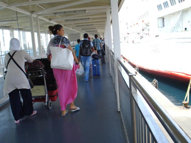 Pasajeros con destino al norte de África embarcan en uno de los buques que tienen origen en Almería.