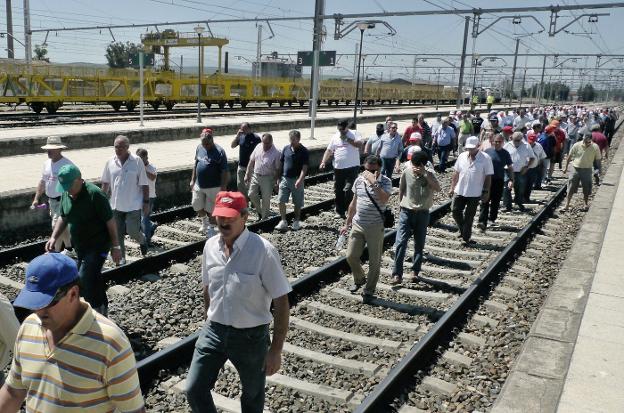 Extrabajadores de Santana cortan durante 40 minutos la vía del tren en Jaén en 2012.