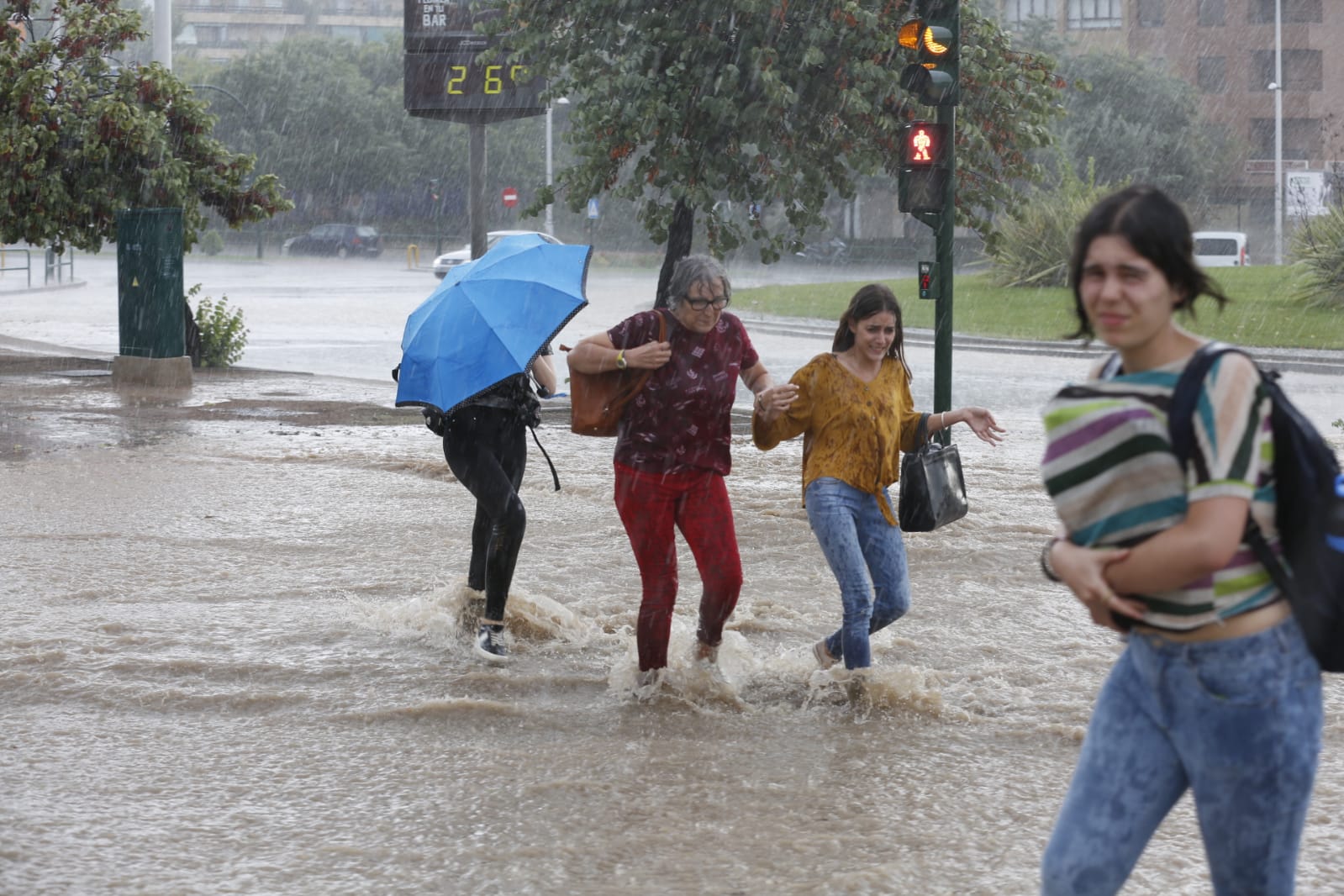 Los servicios de emergencia registran decenas y decenas de llamadas por levantamiento de arquetas e inundación de locales en diferentes zonas de Granada y alrededores