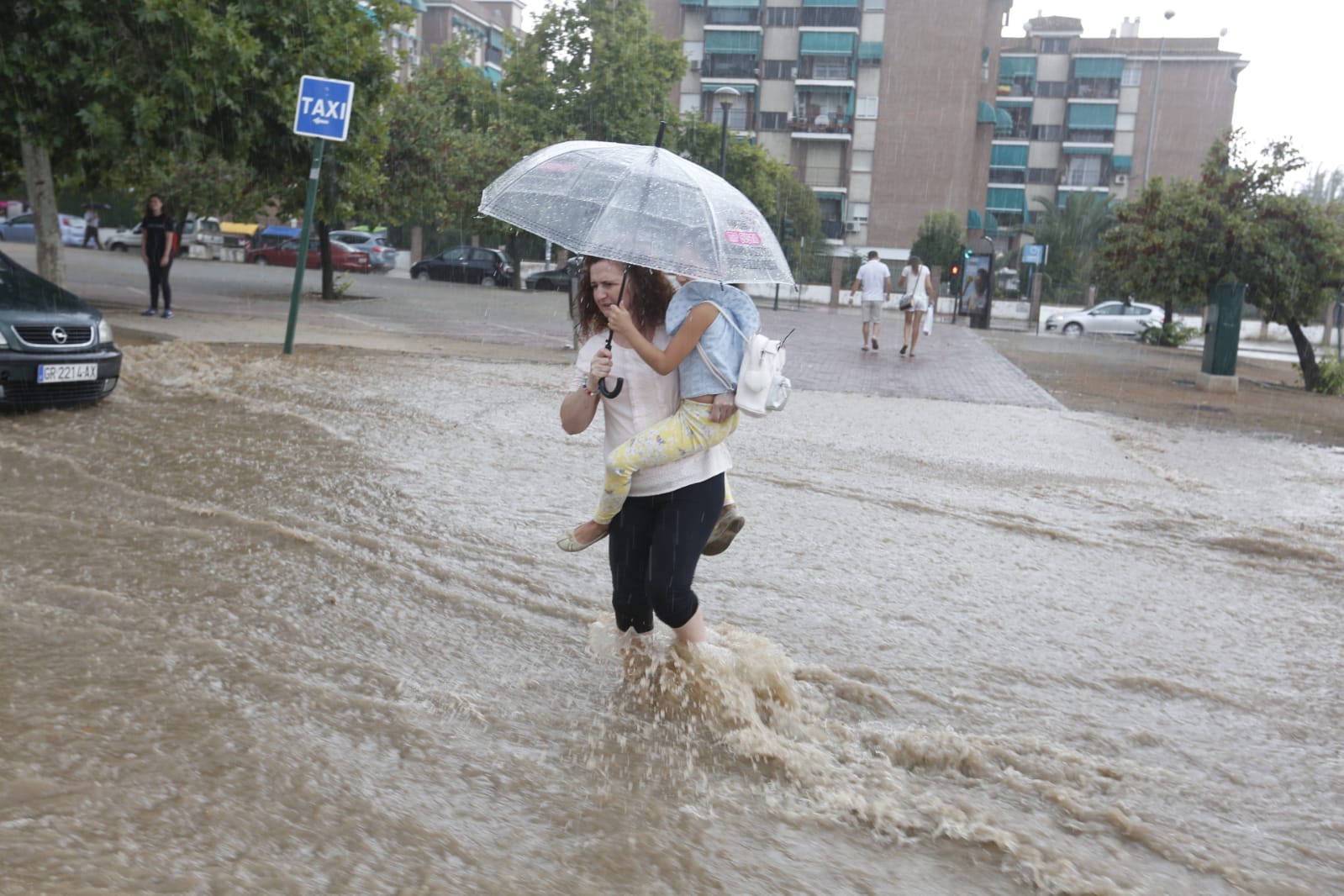 Los servicios de emergencia registran decenas y decenas de llamadas por levantamiento de arquetas e inundación de locales en diferentes zonas de Granada y alrededores