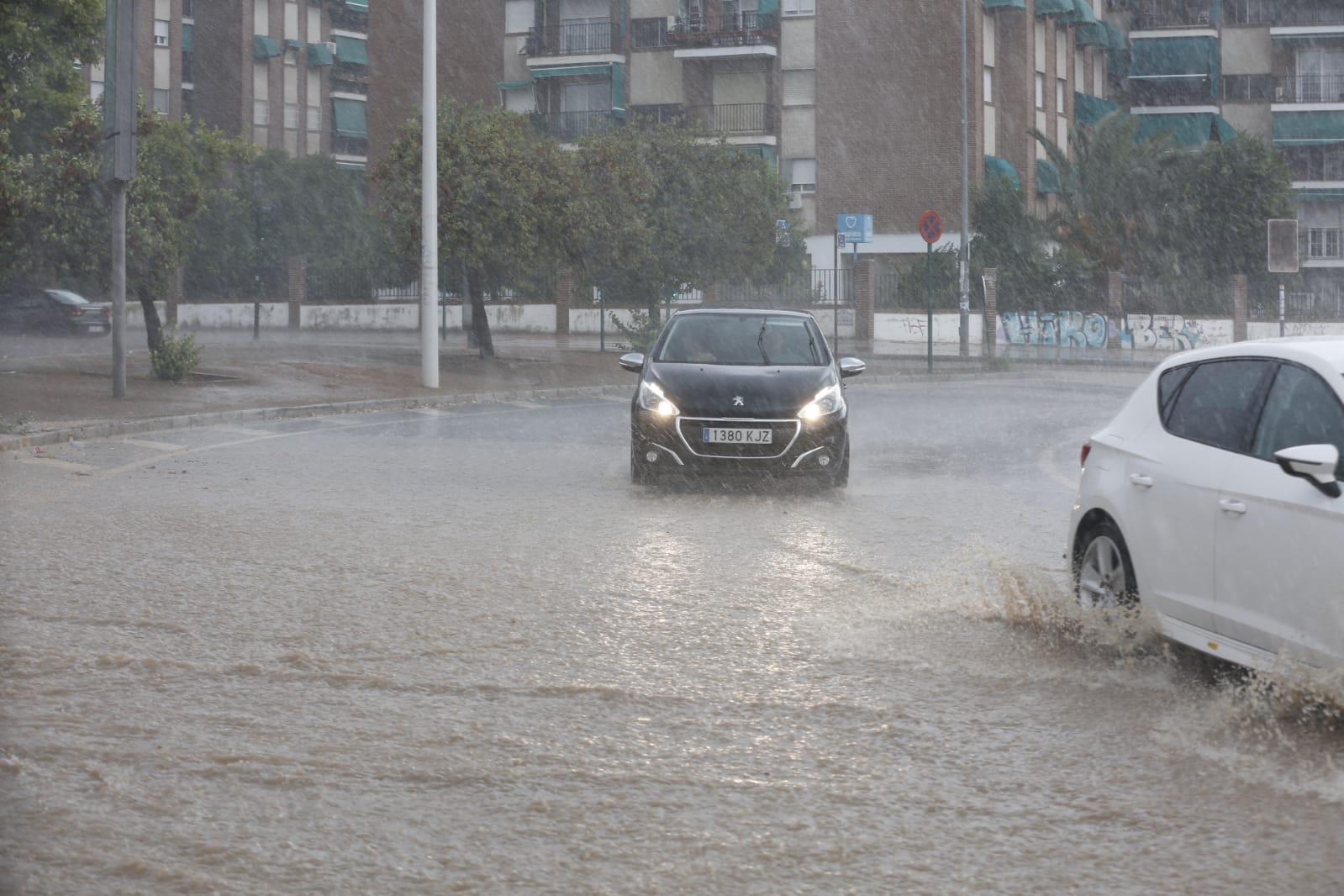Los servicios de emergencia registran decenas y decenas de llamadas por levantamiento de arquetas e inundación de locales en diferentes zonas de Granada y alrededores