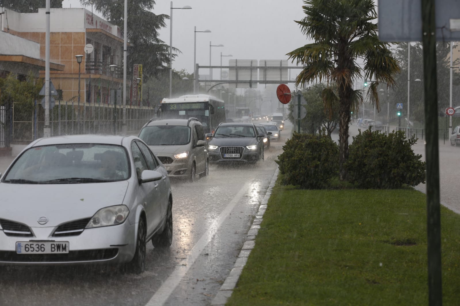 Los servicios de emergencia registran decenas y decenas de llamadas por levantamiento de arquetas e inundación de locales en diferentes zonas de Granada y alrededores