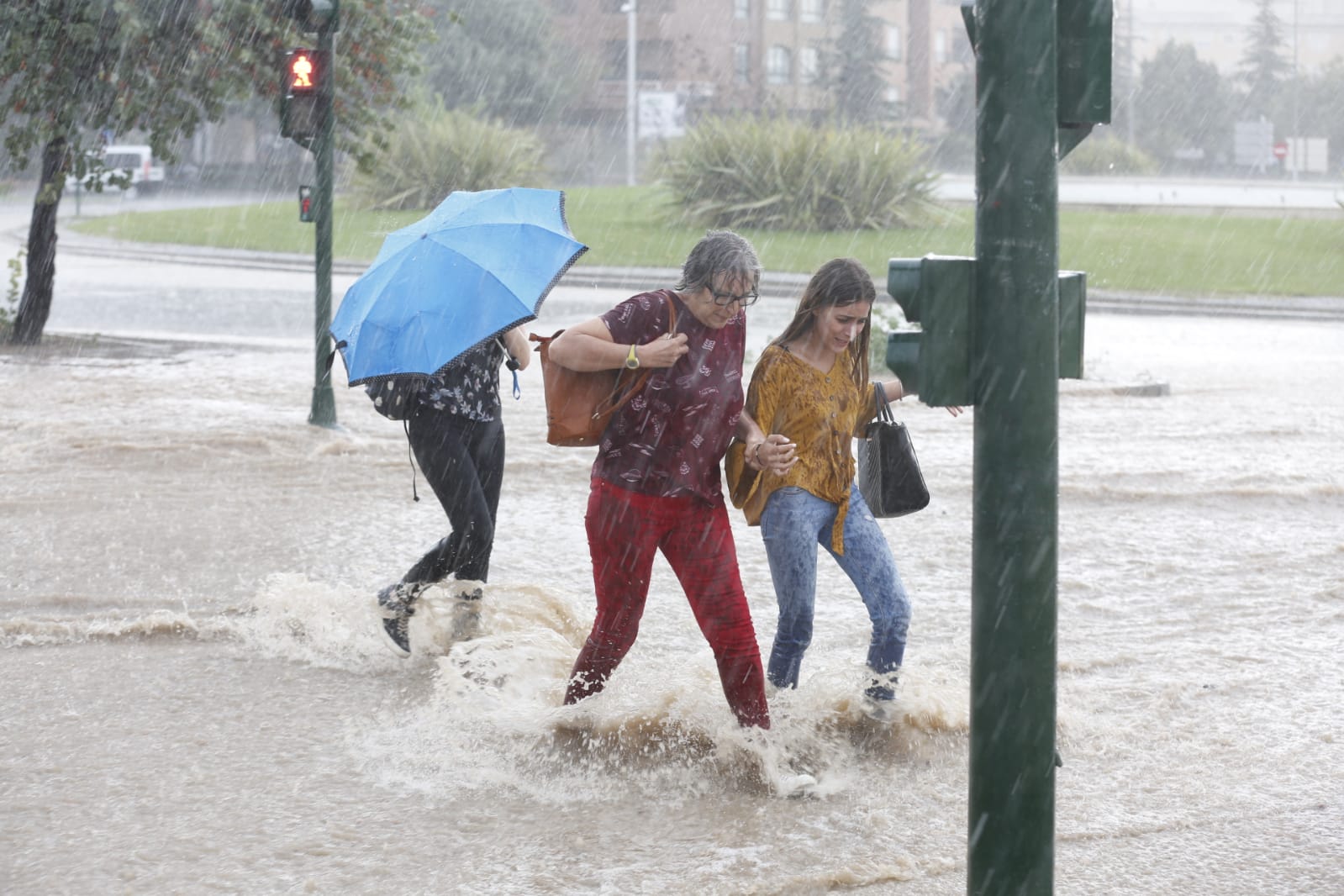 Los servicios de emergencia registran decenas y decenas de llamadas por levantamiento de arquetas e inundación de locales en diferentes zonas de Granada y alrededores