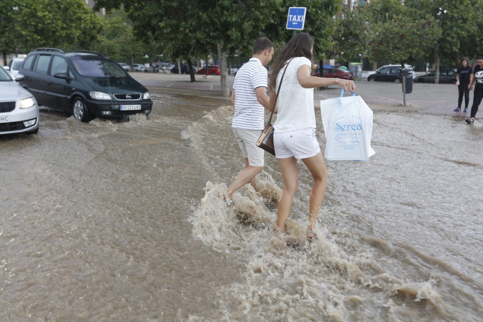 Los servicios de emergencia registran decenas y decenas de llamadas por levantamiento de arquetas e inundación de locales en diferentes zonas de Granada y alrededores