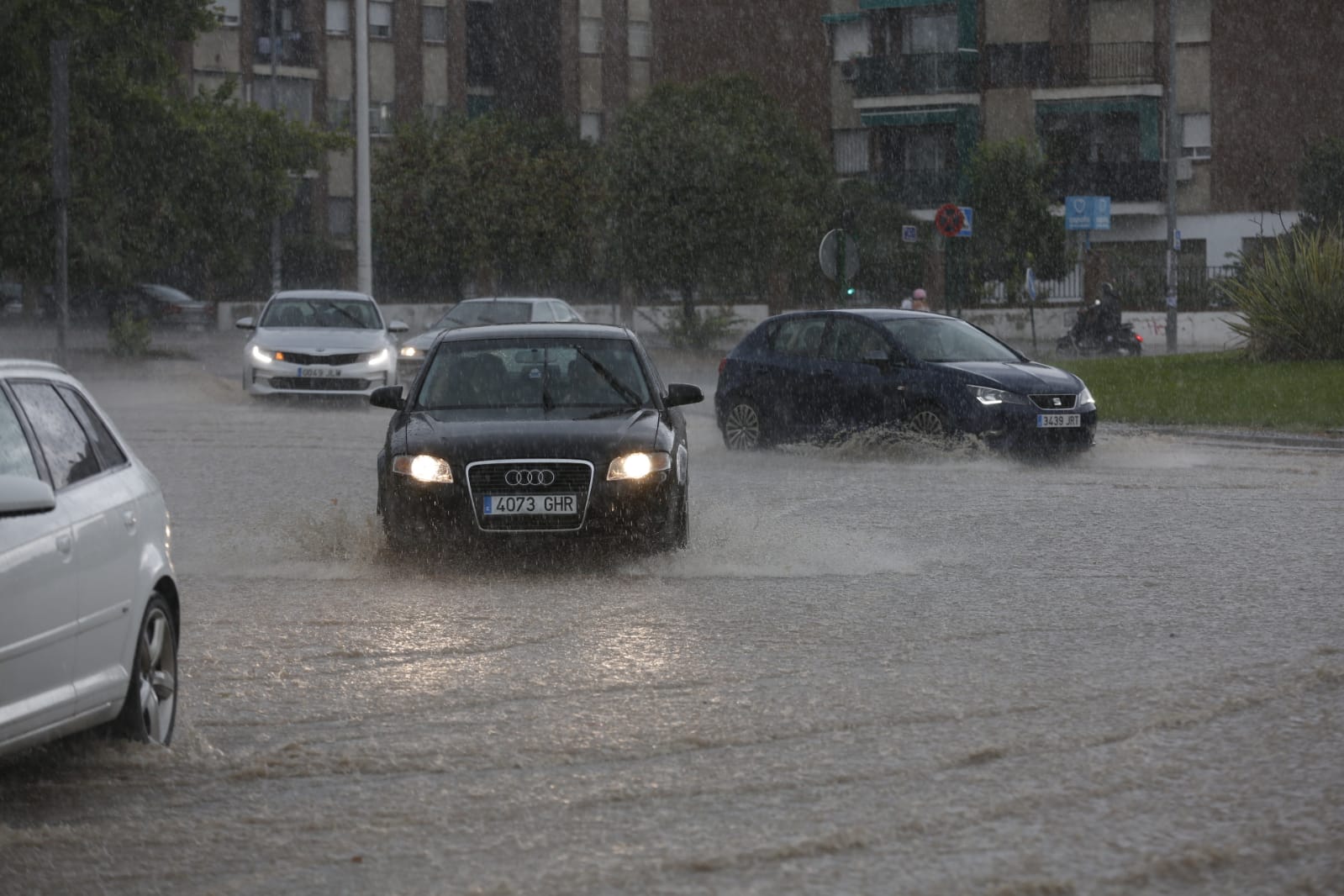 Los servicios de emergencia registran decenas y decenas de llamadas por levantamiento de arquetas e inundación de locales en diferentes zonas de Granada y alrededores
