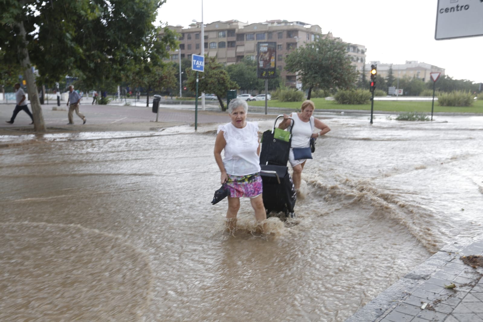 Los servicios de emergencia registran decenas y decenas de llamadas por levantamiento de arquetas e inundación de locales en diferentes zonas de Granada y alrededores