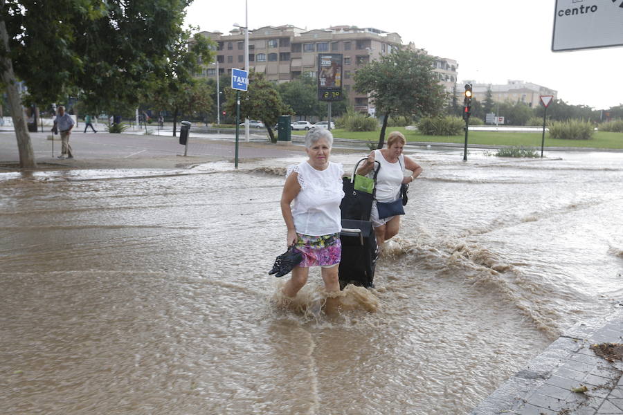 Los servicios de emergencia registran decenas y decenas de llamadas por levantamiento de arquetas e inundación de locales en diferentes zonas de Granada y alrededores