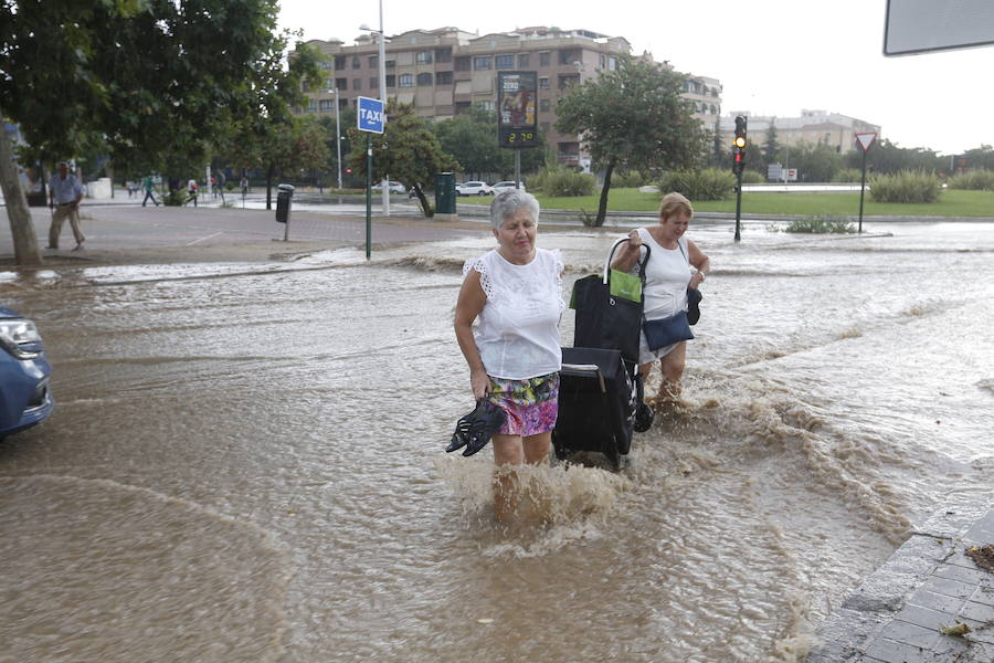 Los servicios de emergencia registran decenas y decenas de llamadas por levantamiento de arquetas e inundación de locales en diferentes zonas de Granada y alrededores