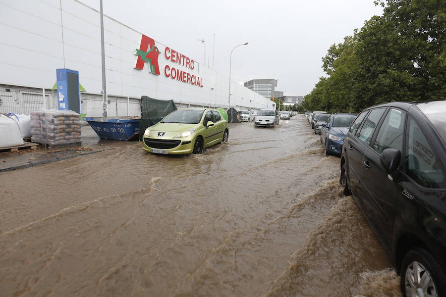 Los servicios de emergencia registran decenas y decenas de llamadas por levantamiento de arquetas e inundación de locales en diferentes zonas de Granada y alrededores