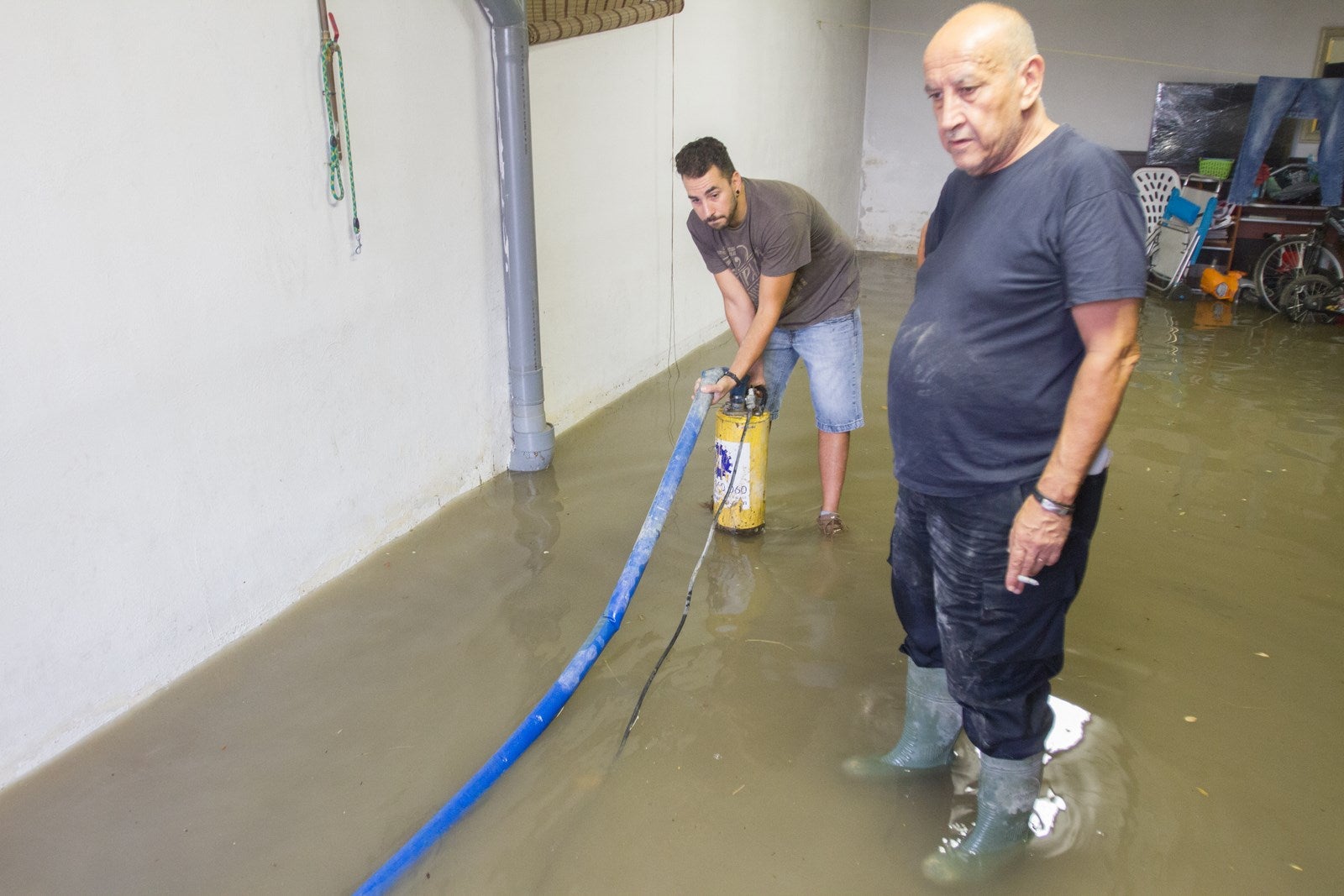 Los vecinos de algunas zonas del municipio se han visto obligados a achicar el agua que ha entrado en sus viviendas