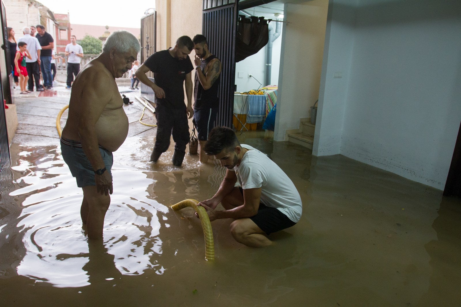 Los vecinos de algunas zonas del municipio se han visto obligados a achicar el agua que ha entrado en sus viviendas