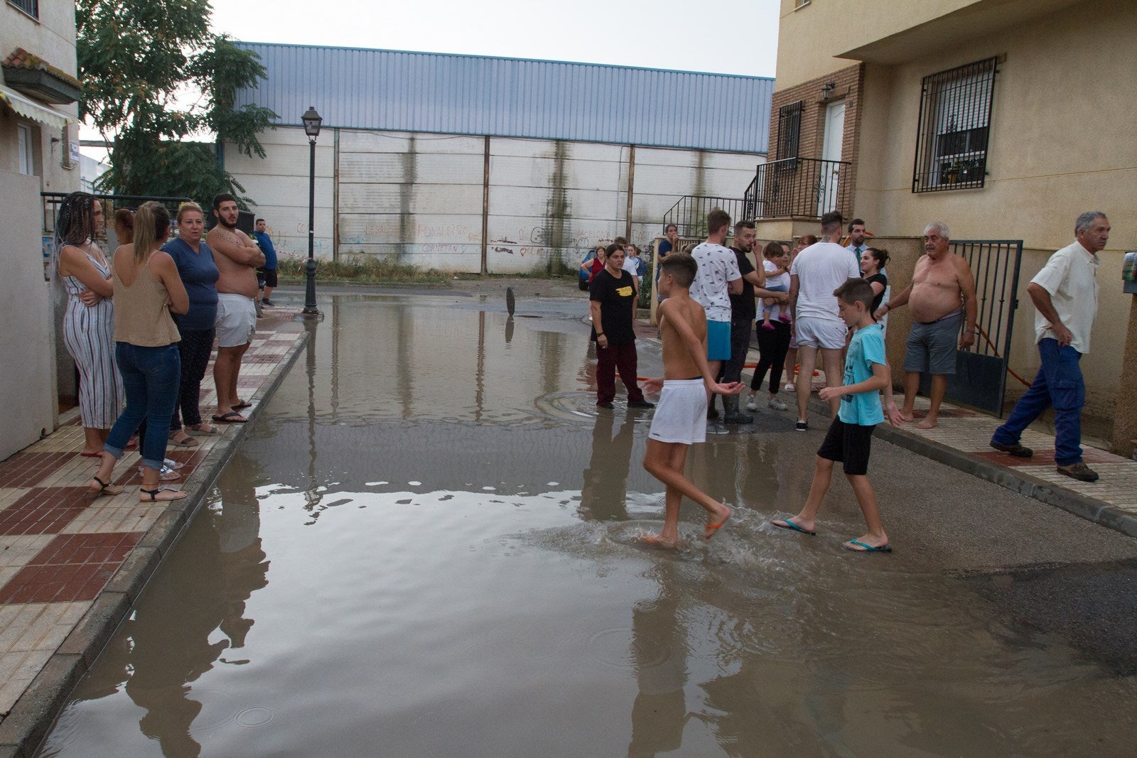 Los vecinos de algunas zonas del municipio se han visto obligados a achicar el agua que ha entrado en sus viviendas