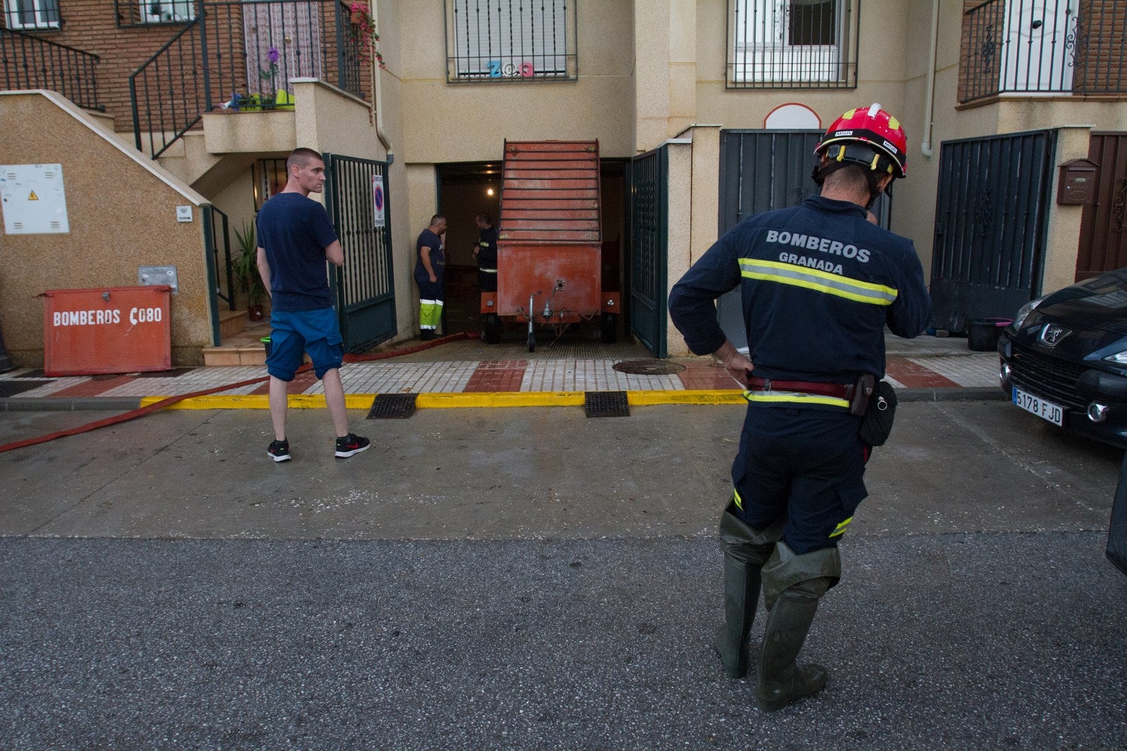 Los vecinos de algunas zonas del municipio se han visto obligados a achicar el agua que ha entrado en sus viviendas