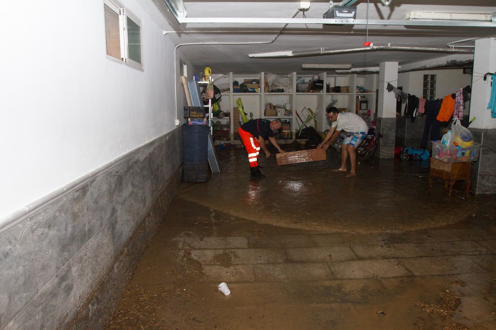 Los vecinos de algunas zonas del municipio se han visto obligados a achicar el agua que ha entrado en sus viviendas