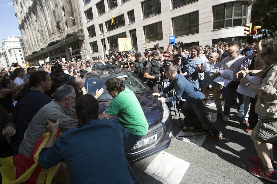 Hace un año, los presidentes de la ANC y Ómnium, hoy en prisión, llamaron el 20 de setiembre del año pasado a la ciudadanía a movilizarse frente a la Consejería de Economía por los registros que alli estaban realizando efectivos de la Guardia Civil. Allí se congregaron 40.000 personas en lo que se definió como un asedio.