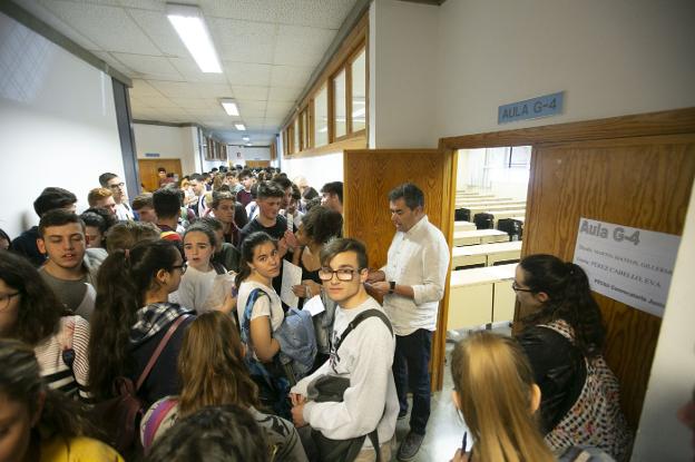 Alumnos 'aspirantes' a entrar en la UGR, en las pruebas de selectividad de este año.