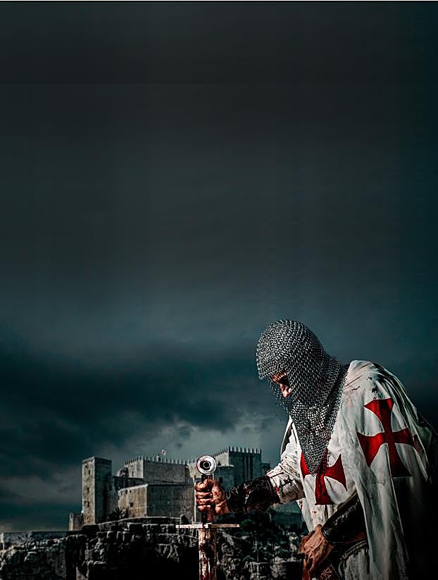 Una recreación de un caballero templario frente al castillo de Peñíscola (Castellón). :: Canal Historia