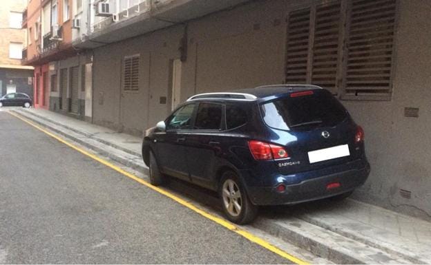 El PP difunde fotos del coche del alcalde de Granada mal aparcado y le reprocha su actitud «incívica»
