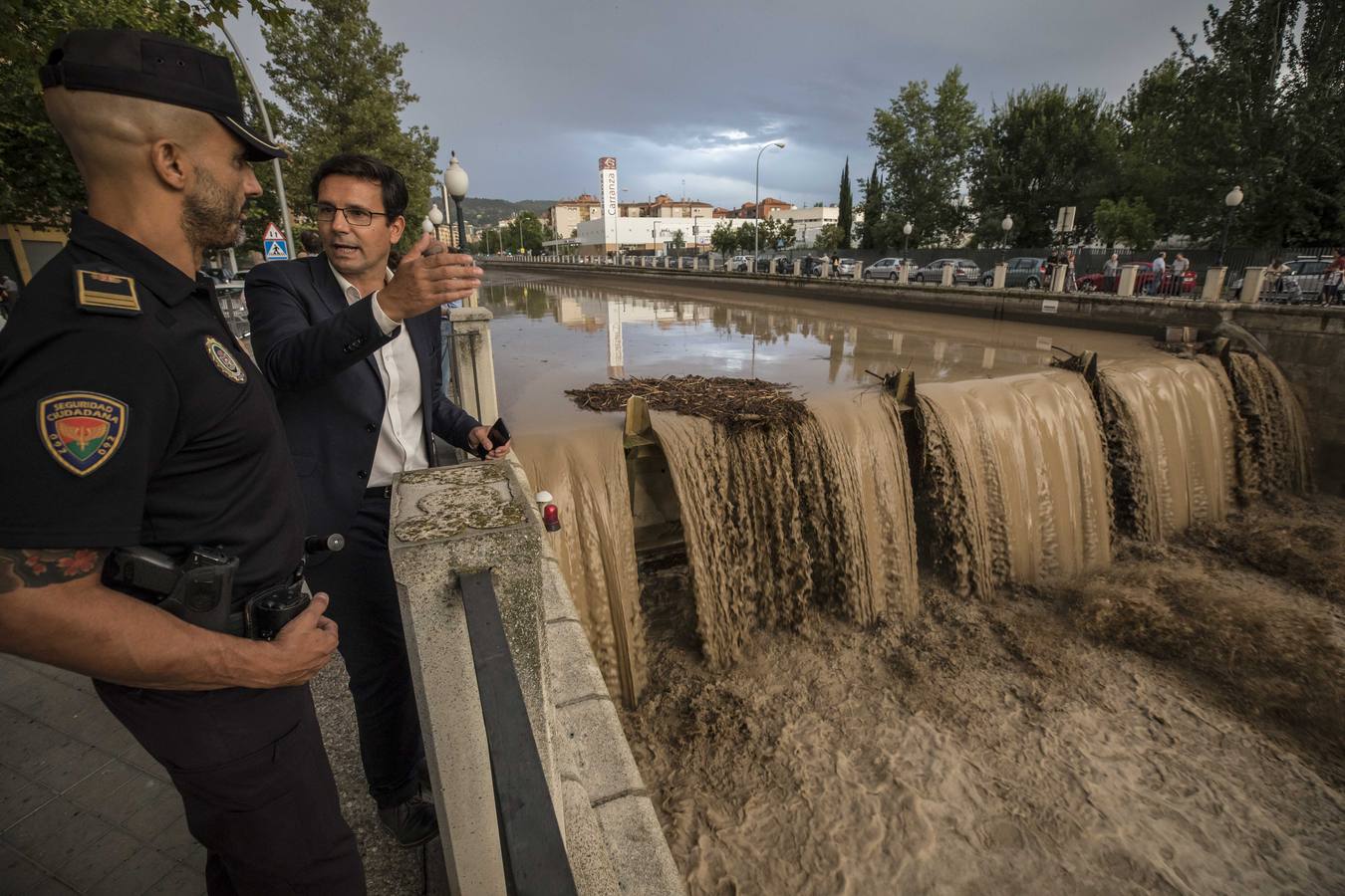Una tromba anegó calles en la capital e inundó una treintena de garajes en Atarfe