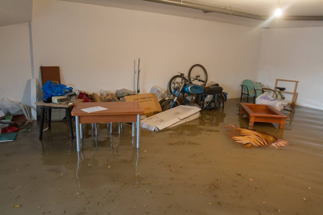 Una tromba anegó calles en la capital e inundó una treintena de garajes en Atarfe