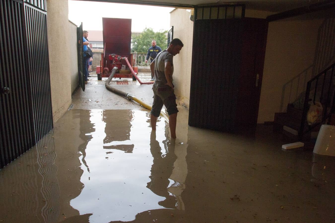 Una tromba anegó calles en la capital e inundó una treintena de garajes en Atarfe
