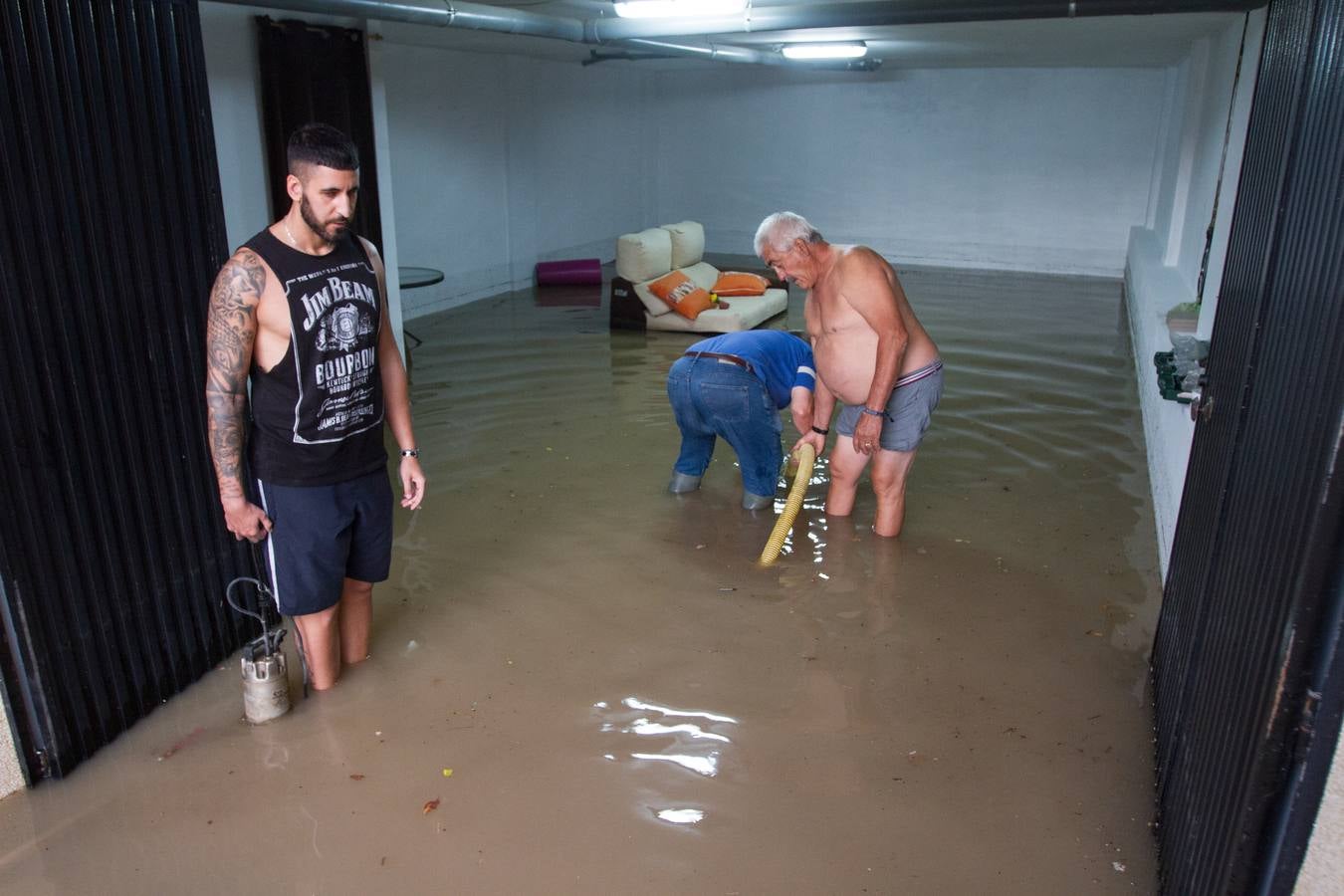 Una tromba anegó calles en la capital e inundó una treintena de garajes en Atarfe