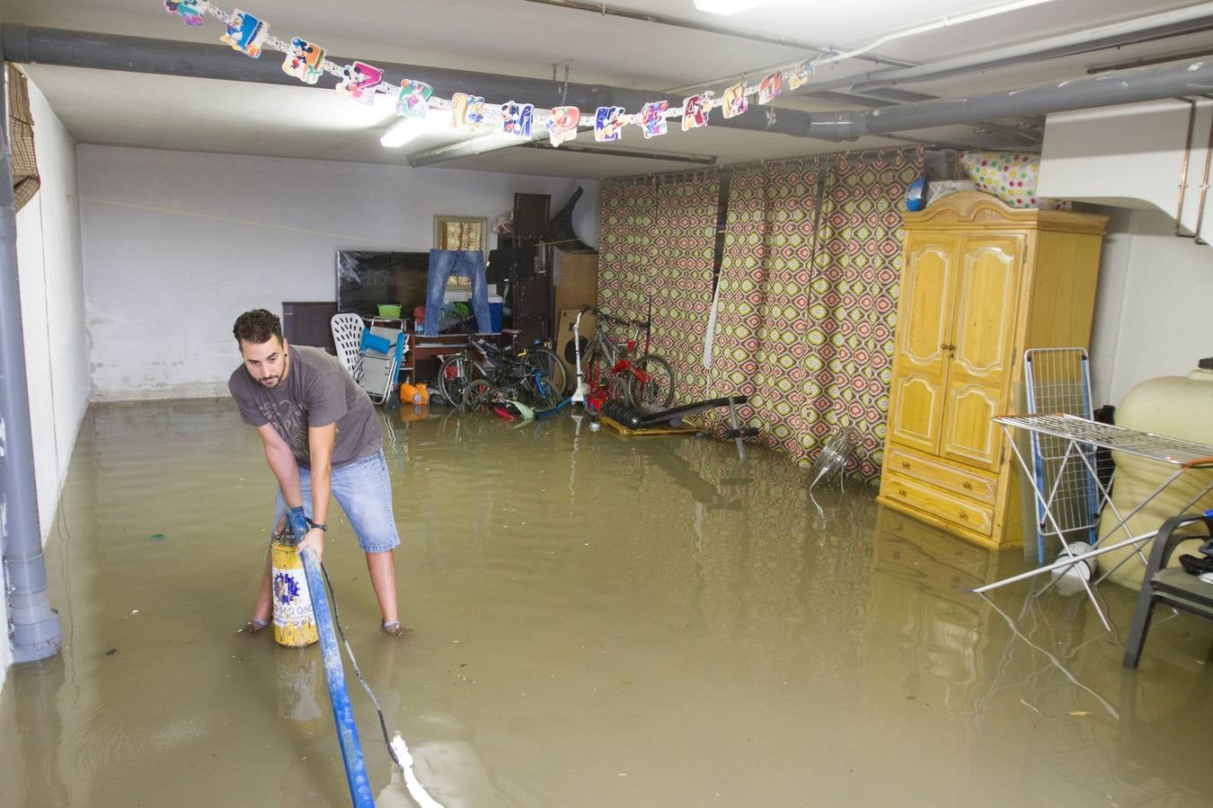 Una tromba anegó calles en la capital e inundó una treintena de garajes en Atarfe