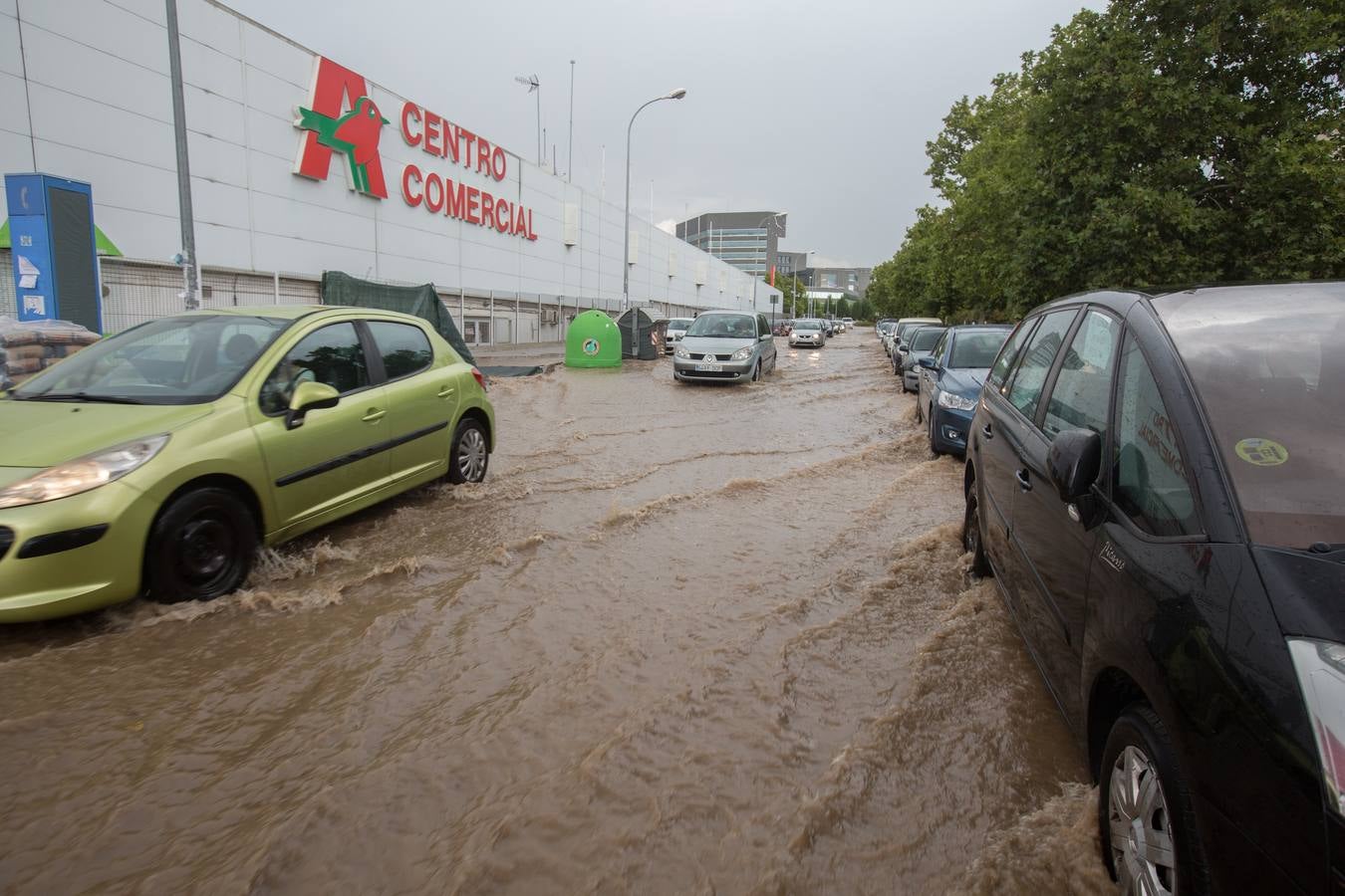 Una tromba anegó calles en la capital e inundó una treintena de garajes en Atarfe
