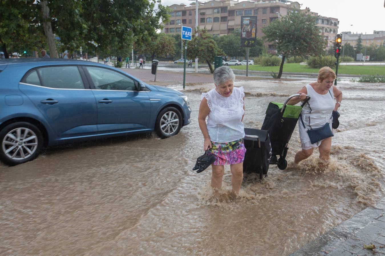Una tromba anegó calles en la capital e inundó una treintena de garajes en Atarfe