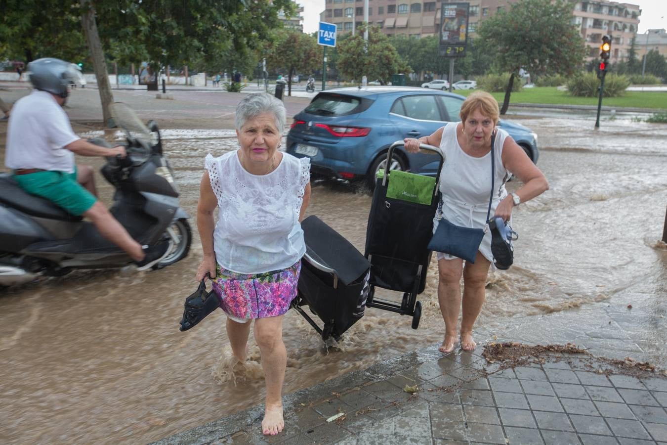 Una tromba anegó calles en la capital e inundó una treintena de garajes en Atarfe