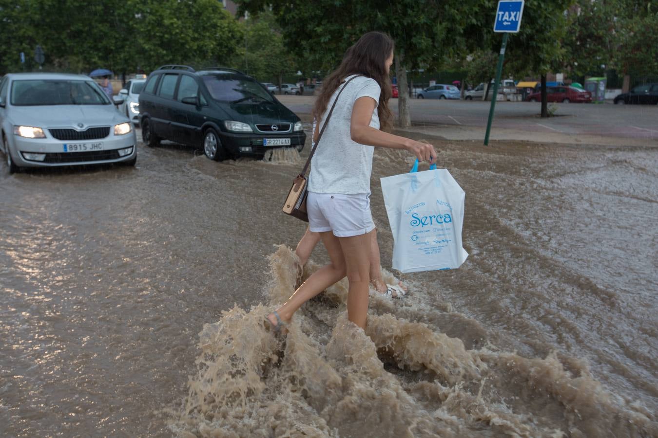 Una tromba anegó calles en la capital e inundó una treintena de garajes en Atarfe