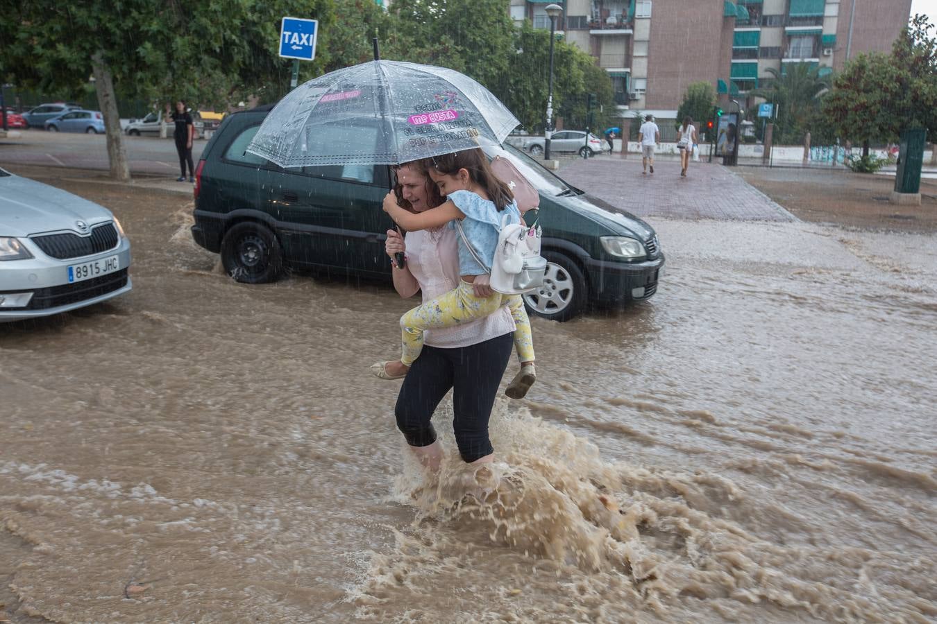 Una tromba anegó calles en la capital e inundó una treintena de garajes en Atarfe