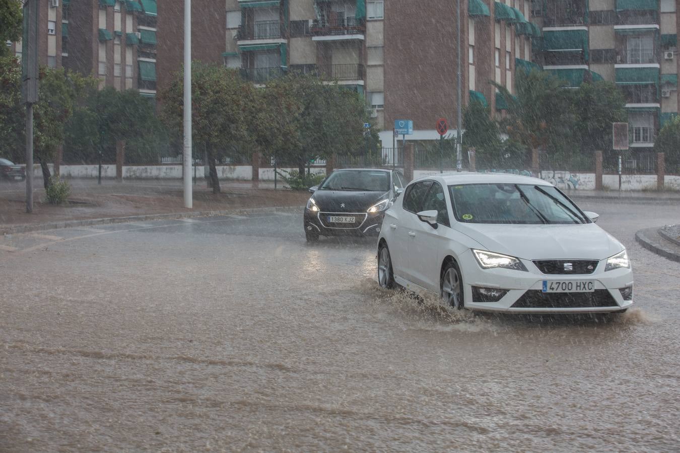 Una tromba anegó calles en la capital e inundó una treintena de garajes en Atarfe