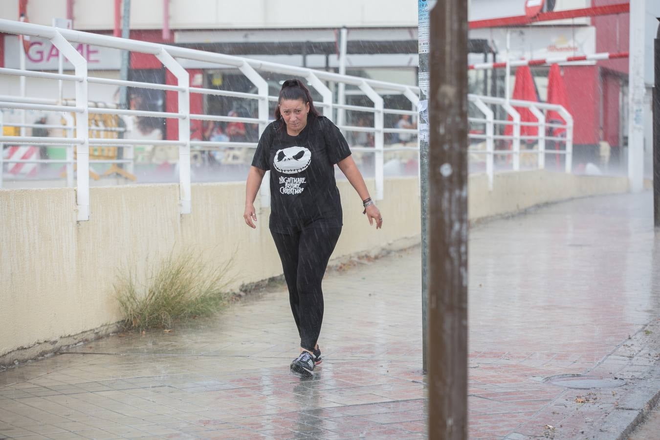 Una tromba anegó calles en la capital e inundó una treintena de garajes en Atarfe