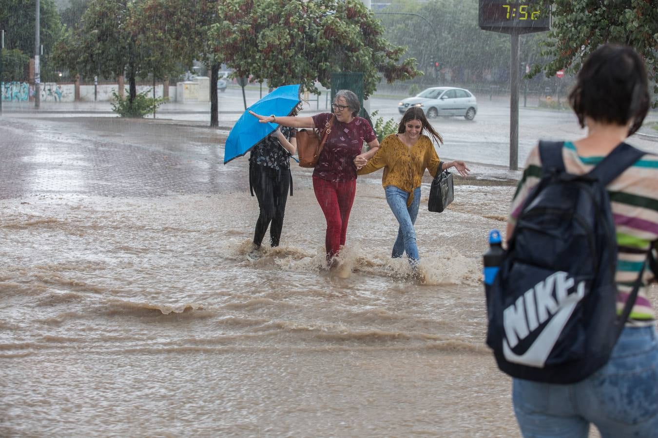 Una tromba anegó calles en la capital e inundó una treintena de garajes en Atarfe