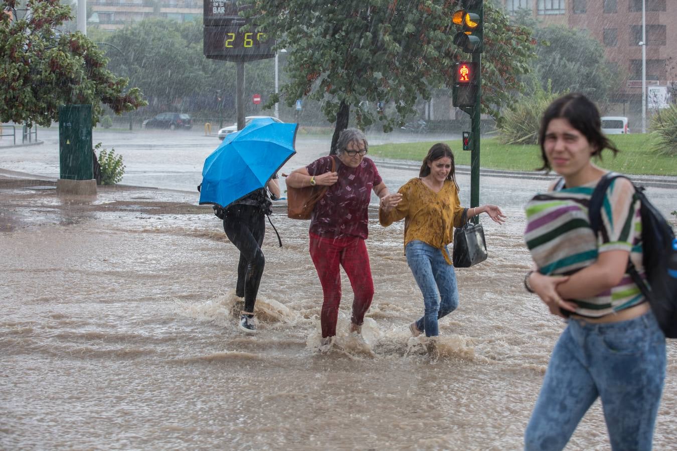 Una tromba anegó calles en la capital e inundó una treintena de garajes en Atarfe