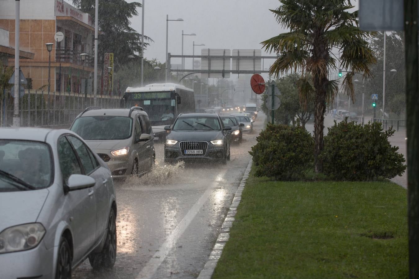 Una tromba anegó calles en la capital e inundó una treintena de garajes en Atarfe